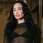 Demi Lovato lanza la edición deluxe del álbum “It’s Not That Deep (Unless You Want It To Be)”, con ocho nuevas canciones, incluyendo el sencillo “Low Rise Jeans”